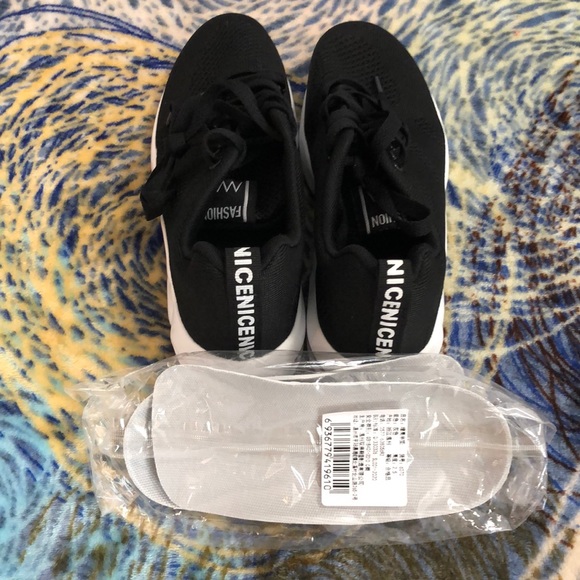 WOMENS RUNNING SHOES SIZE 5.. FASHION NICE NICE NICE 🏃🏽♀️ - Picture 3 of 8